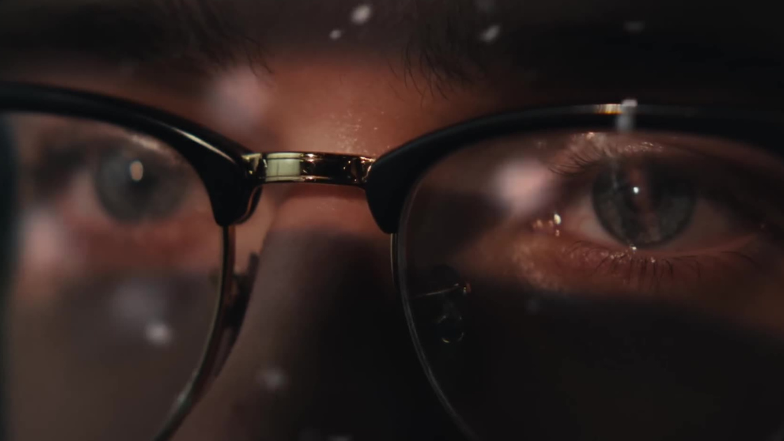 A macro shot through a pair of glasses, focused on a player’s eyes. Floating particles enhance the dreamlike detail — a quiet, intense moment of inner vision.